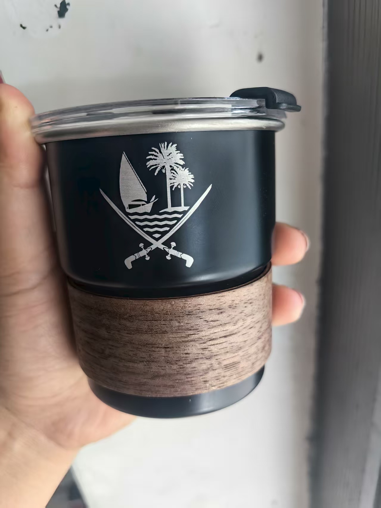 nieuwe koffiemok met logo. Pas - Coffee Tea Name recensie en prijs